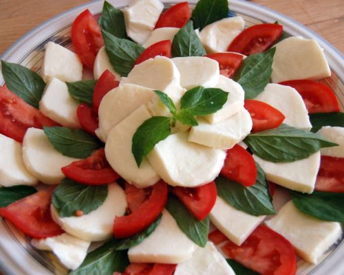 Caprese_salad_in_homemade